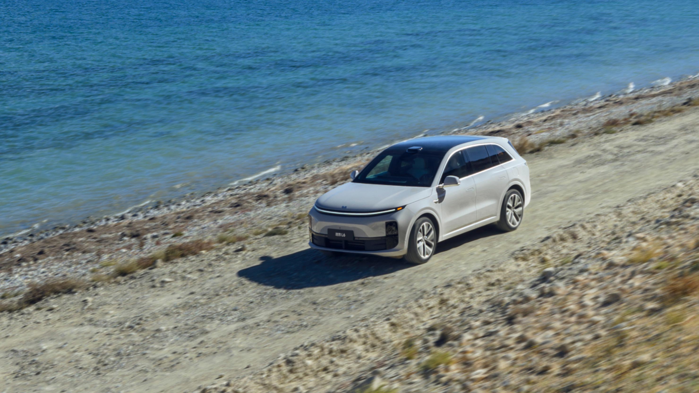 Li Auto L6 junto a una costa
