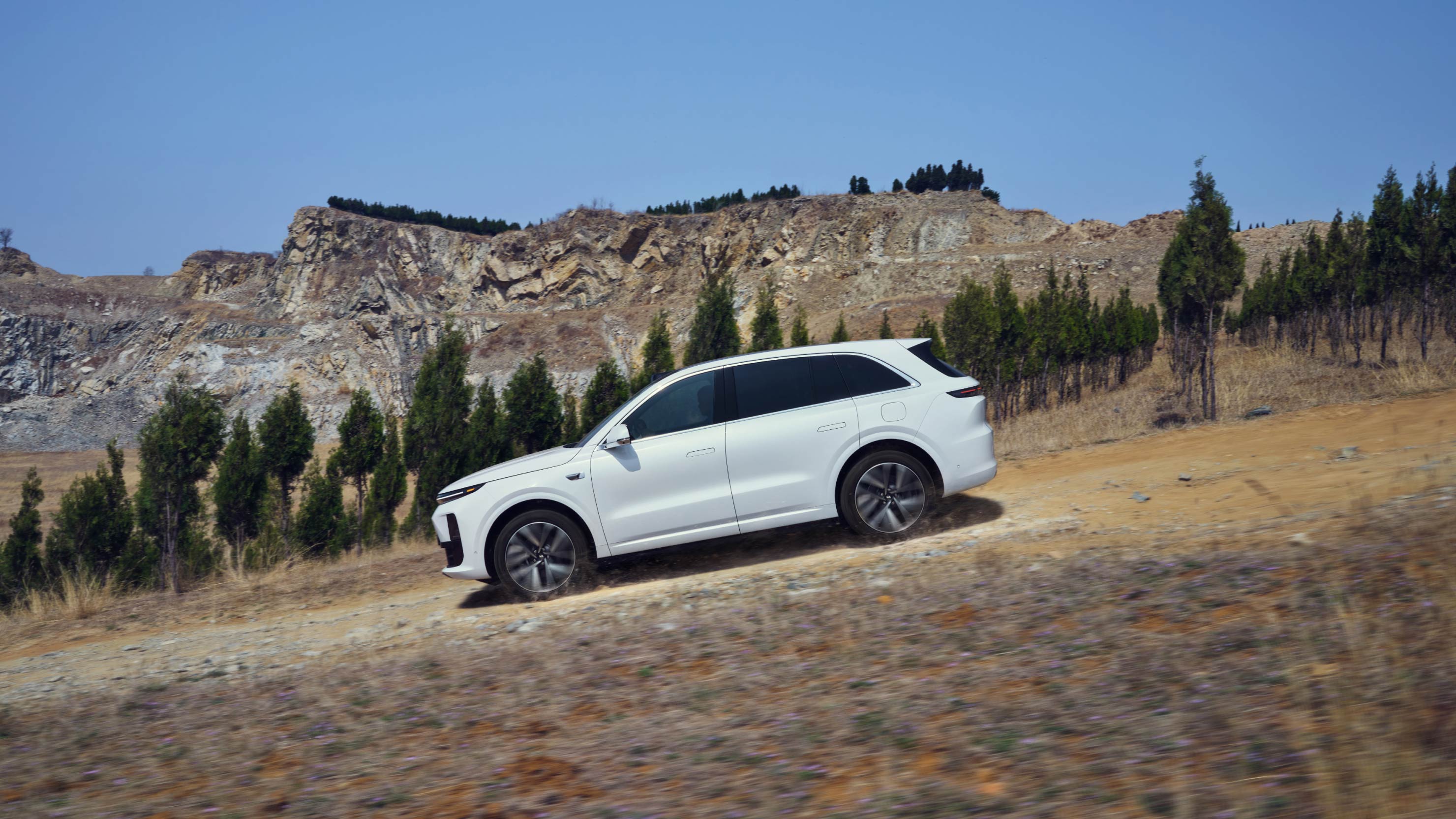 Li Auto L6 blanco junto a una ladera