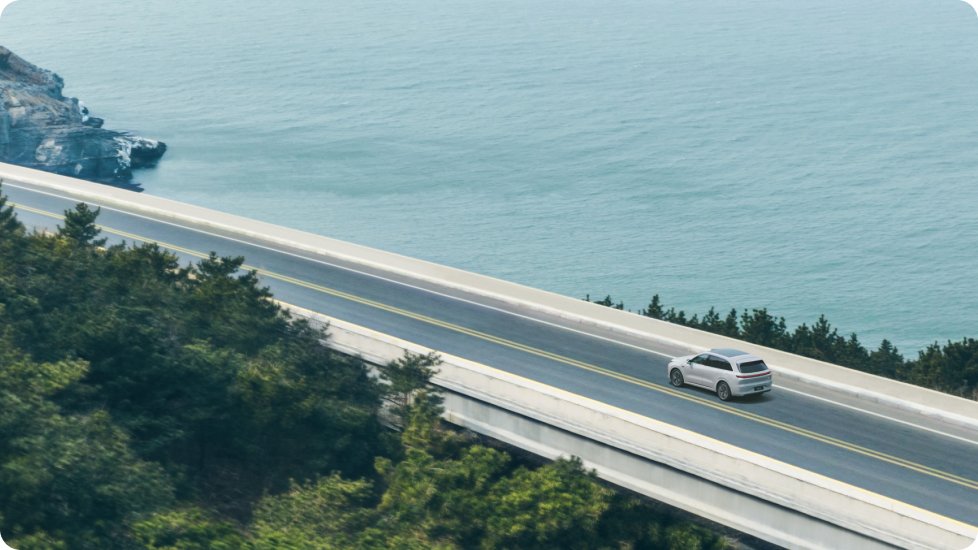 Li Auto L6 en una carretera elevada junto al mar