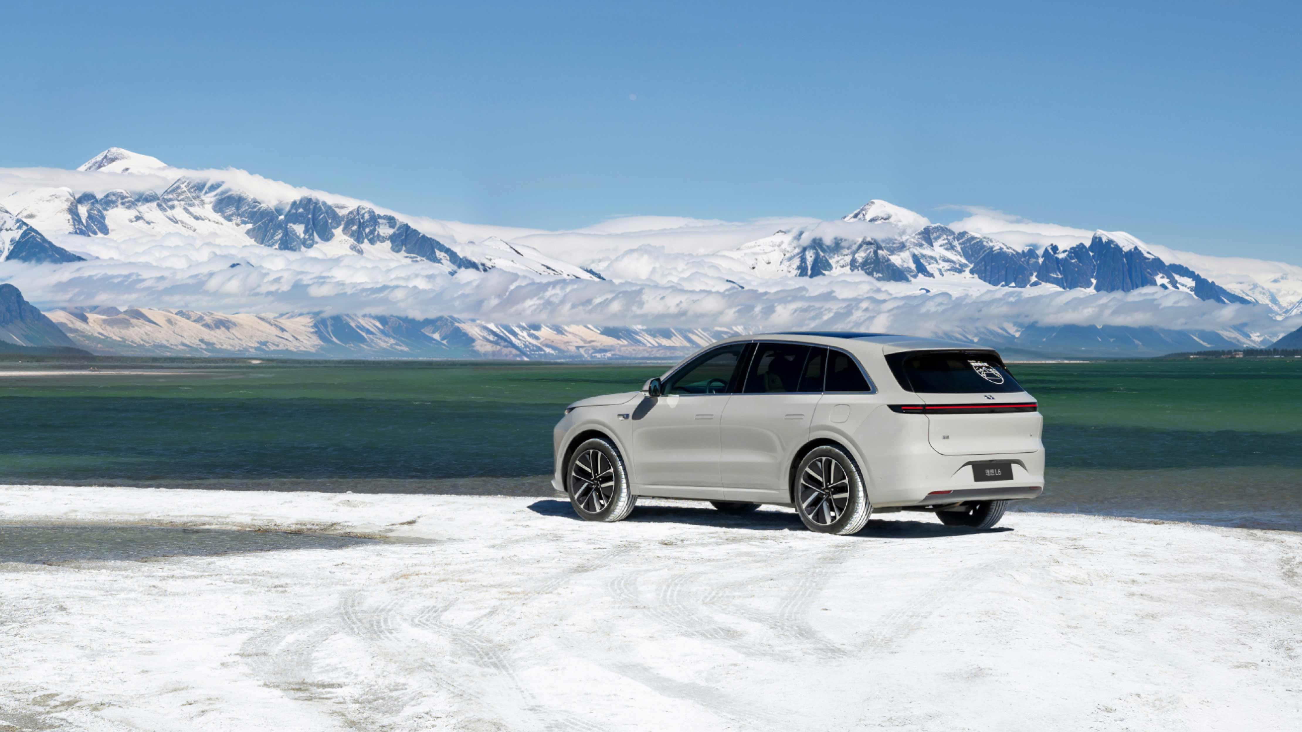 Li Auto L6 junto a un lago nevado